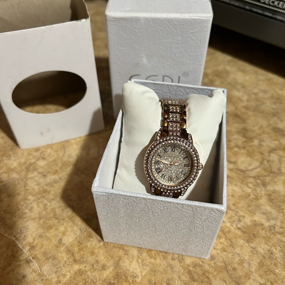 Gedi Luxurious women’s Gold and Silver Crystal-Embellished Watch - Picture 5 of 8
